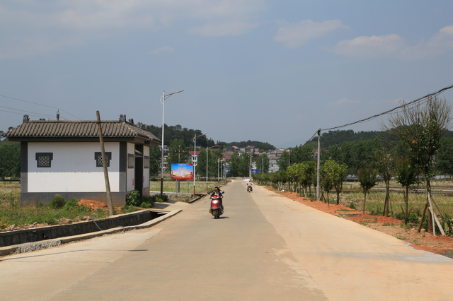 5月15日-将路修到百姓心坎上,让通组路成为乡村脱贫致富的幸福路1